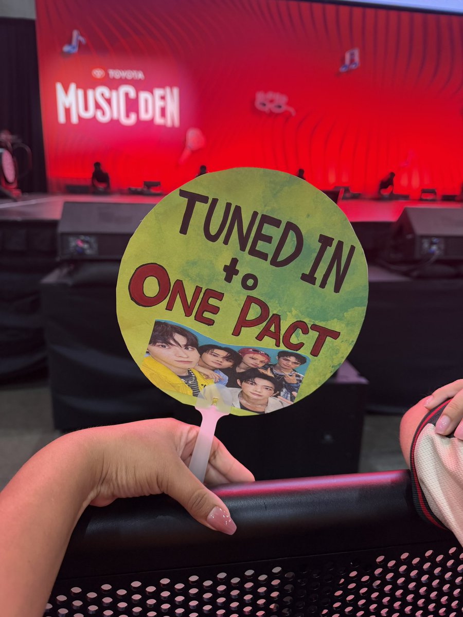 ItsJenny_'s tweet photo. Am I really going to wait all day for One Pact … YES! #onepact #ONEPACT_KCON #ONEPACT_AT_KCON #KCONLA https://t.co/6Vu7SnMLpK