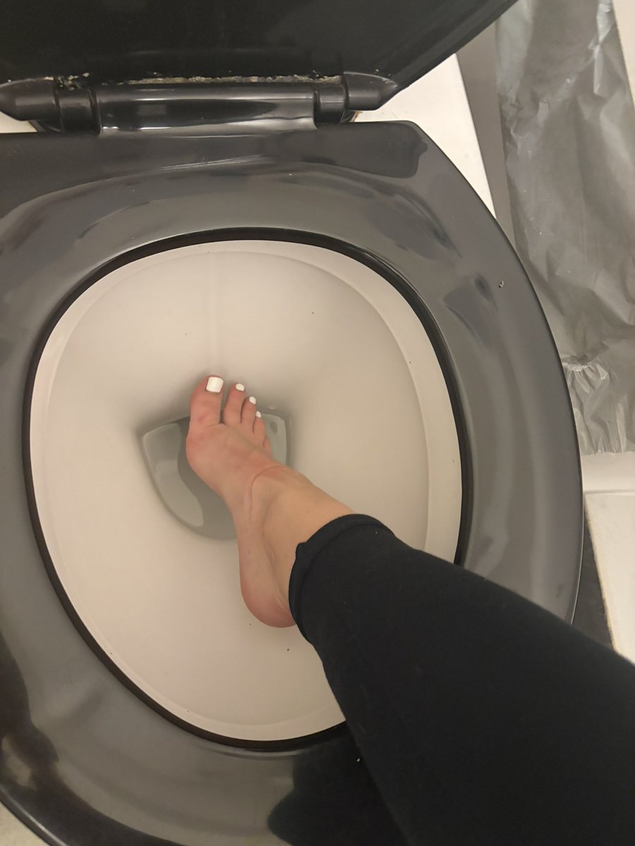PLsoles0030's tweet photo. Who’s going to pay me to see my feet splash in the public toilet🐷🐷💸#footfetısh #paypig #dirtyfeet #findom https://t.co/5tBrQrqr23