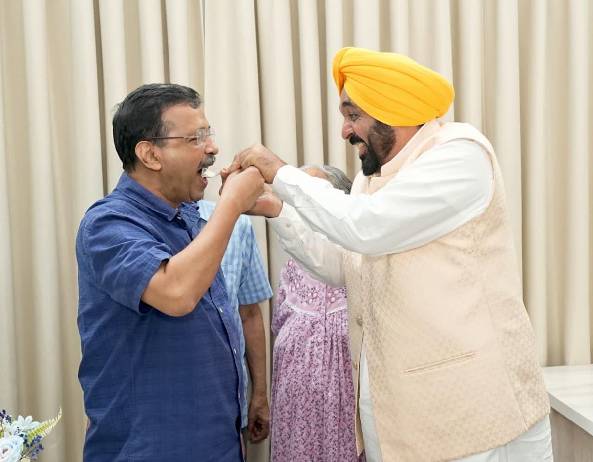AAPPunjab's tweet photo. ਅੱਜ CM @BhagwantMann ਅਤੇ ਉਹਨਾਂ ਦੇ ਧਰਮ ਪਤਨੀ @PBGurpreetKaur ਨੇ ‘ਆਪ’ ਦੇ ਕੌਮੀ ਕਨਵੀਨਰ @ArvindKejriwal ਦੇ ਗ੍ਰਹਿ ਵਿਖੇ ਪਹੁੰਚ ਕੇ ਉਹਨਾਂ ਨੂੰ ਜਨਮਦਿਨ ਦੀਆਂ ਵਧਾਈਆਂ ਦਿੱਤੀਆਂ ਤੇ ਪਰਿਵਾਰ ਨਾਲ਼ ਖੁਸ਼ੀਆਂ ਵੀ ਸਾਂਝੀਆਂ ਕੀਤੀਆਂ। 
ਇਸ ਮੌਕੇ ‘ਆਪ’ ਪੰਜਾਬ ਪ੍ਰਭਾਰੀ @msisodia, ਦਿੱਲੀ ਤੋਂ ਸਾਂਸਦ @SanjayAzadSln ਵੀ ਹਾਜ਼ਰ ਰਹੇ।