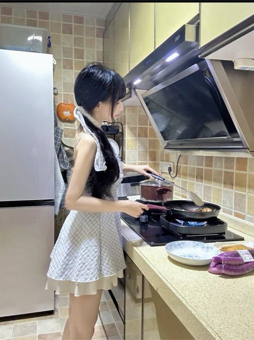 MagnaPitangui's tweet photo. 一边炒菜，一边给你们看我的福！ 

 狗狗们谁要看我19岁的福吗！！  

多来锐评一下，看完不许讲我福黑嗷🥰 https://t.co/aSE55PFHov