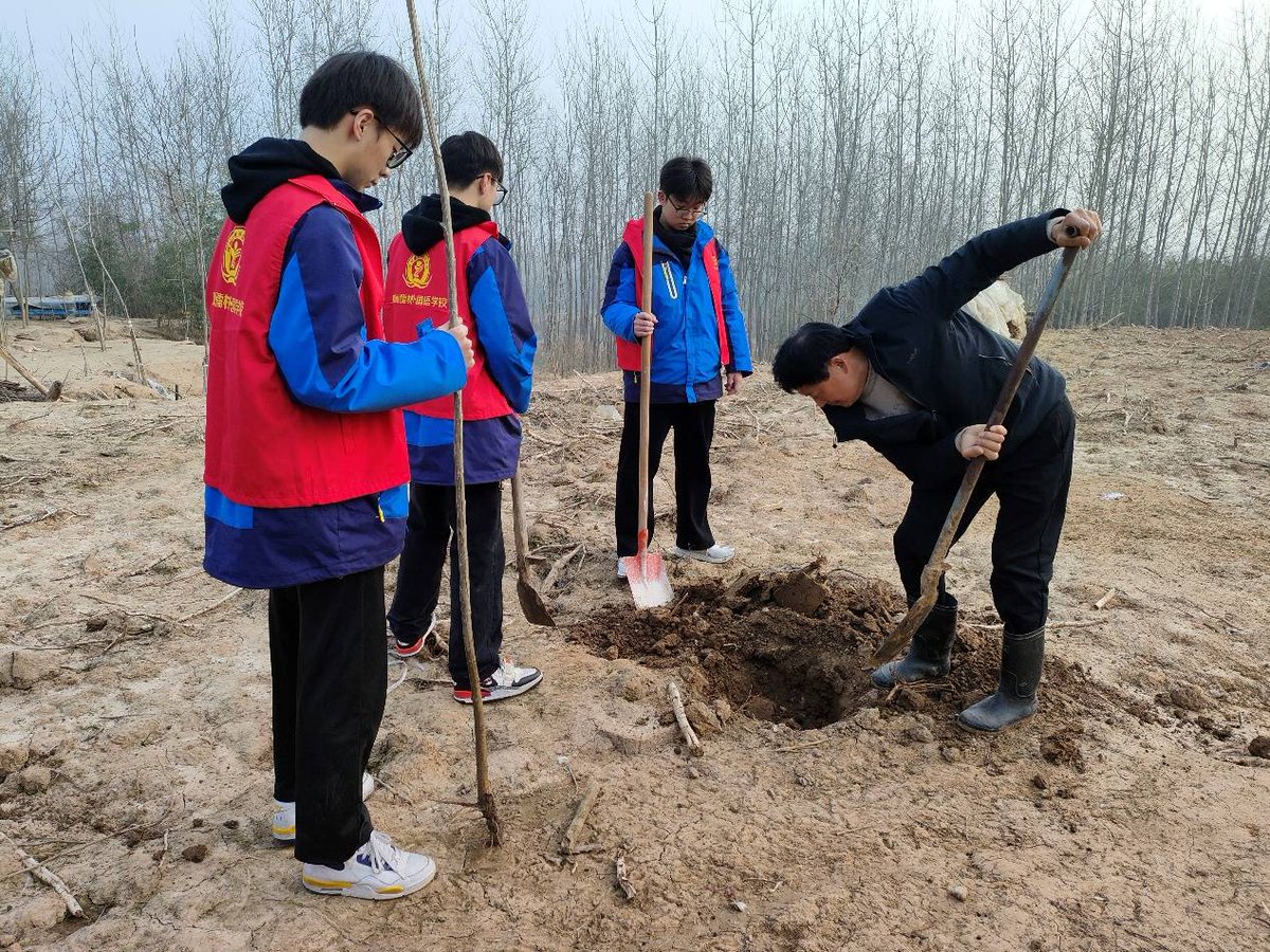 Little_Elfin's tweet photo. [ Join our Campus Green volunteering this Sat! We'll plant 50 saplings near the central lake, bring water bottles u0026 gloves—all skill levels welcome! Sign up via the link in bio!]， https://t.co/IfYL6cimGu
