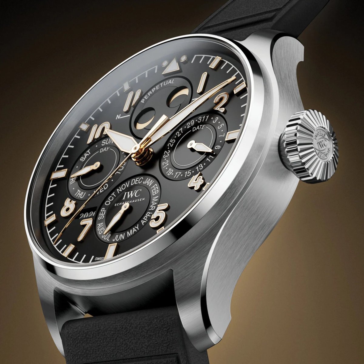 World_watchs's tweet photo. تقدم IWC  ساعة بيغ بايلوت بيربتشوال كالندر مرسيدس ، تأتي الساعة إحتفالًا بمرور 140 عام على تأسيس علامة السيارات الشهيرة مرسيدس بينز الألمانية ، تتميز الساعة بلونين الذهبي والاسود مختلفة عن الساعات الرياضية المعتاده "إصدار محدود من 140 قطعة" 

سعرها 177 الف ريال https://t.co/EOYOhwFuRm
