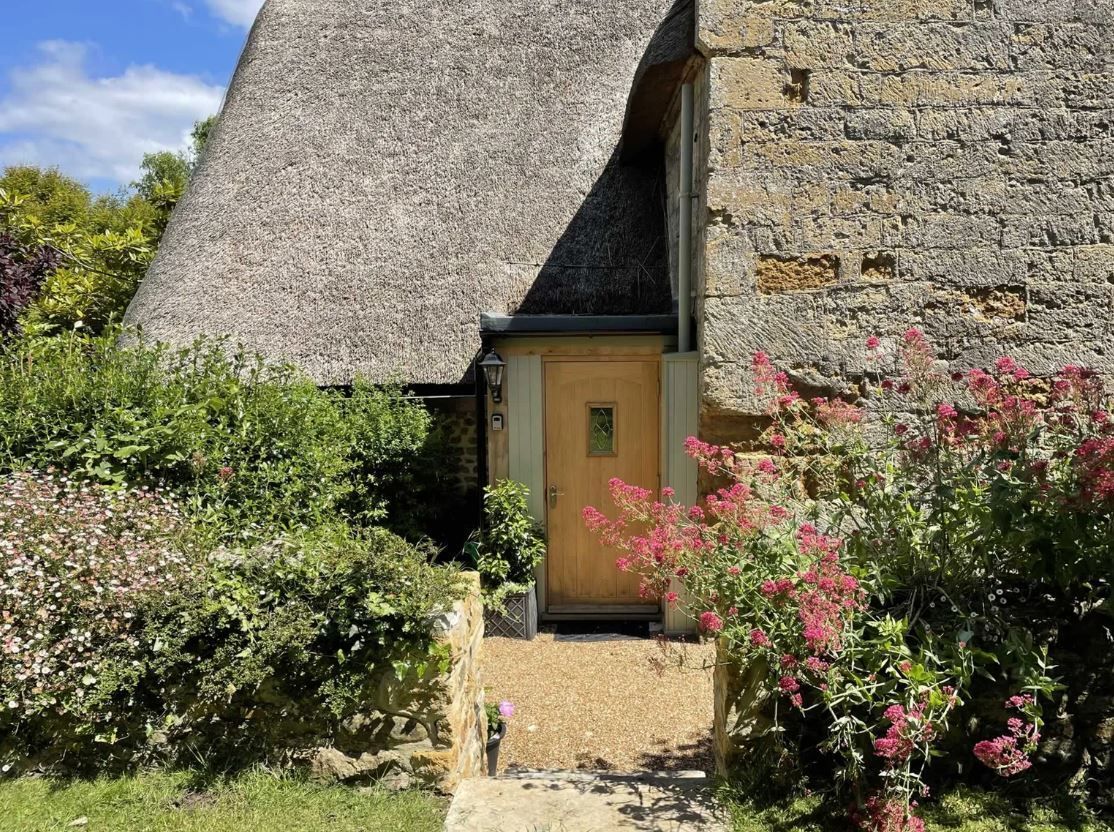 TheHolidayCots's tweet photo. ๐ก Discover the Charm of The Burrow ๐ก
Set across three floors and sleeping up to five guests, the cottage provides a characterful and comfortable setting for a memorable getaway. โจ
๐๏ธ 5
https://t.co/tZOVXhwRXg
#TheBurrow #Holiday #Chideock #JurassicCoast #Dorset https://t.co/Cu67VClWvI