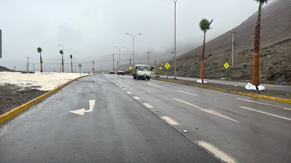 MOPAntofagasta's tweet photo. 🚧 #Ruta1 | Comienza tránsito por ventana de apertura

Ingresa a Tocopilla el primer grupo de vehículos durante la ventana de apertura temporal de la Ruta 1, habilitada entre las 12:00 y 16:00 hrs, en el marco del operativo de ayuda humanitaria a las caletas desarrollado por la DPP Tocopilla.

👷‍♂️ Equipos de Vialidad MOP se mantienen desplegados apoyando el tránsito y atendiendo eventuales contingencias.

⚠️ Esta apertura no habilita el tránsito hacia Tarapacá.

#MOPAntofagasta #Tocopilla
