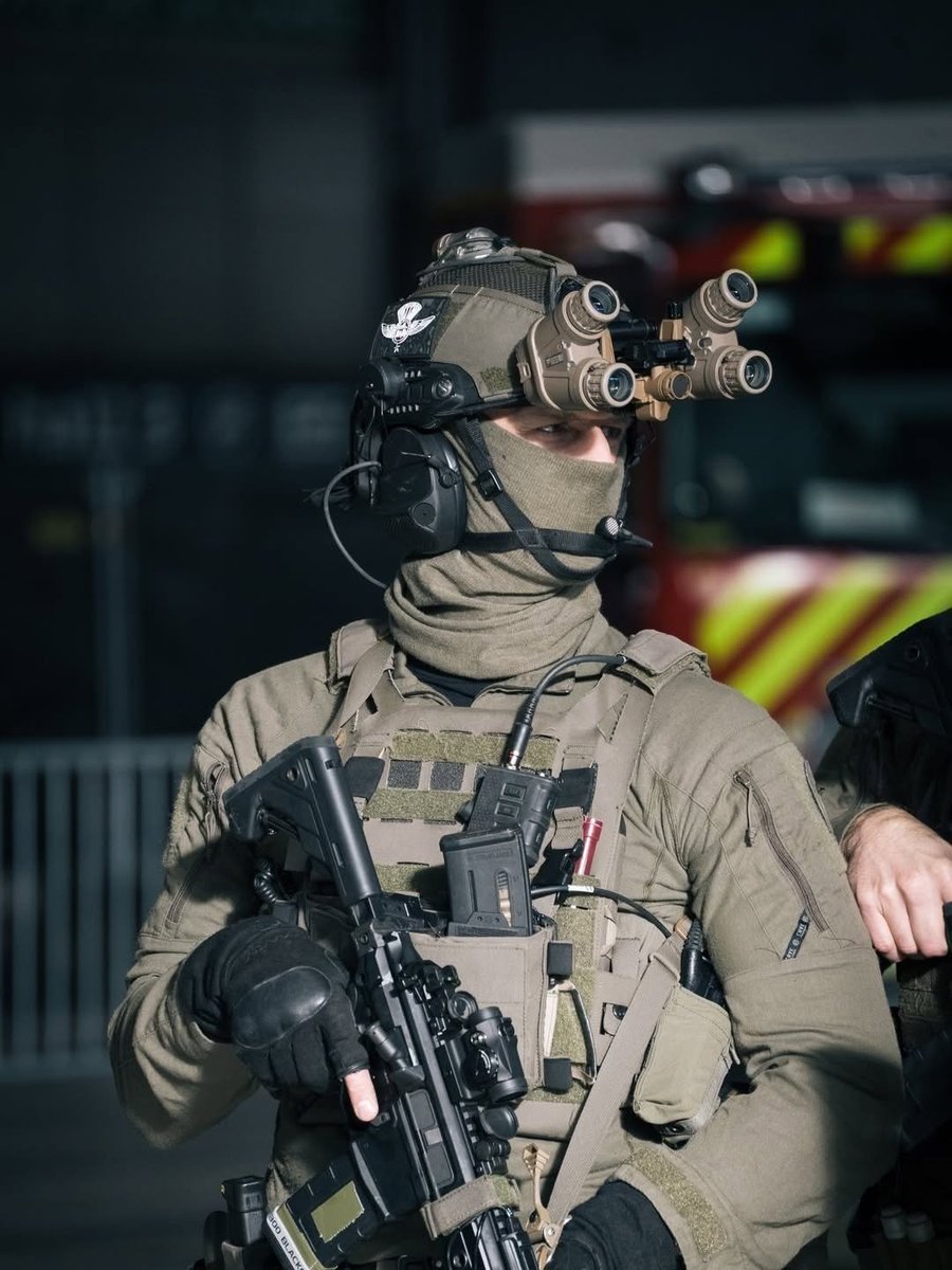 tacticalporn's tweet photo. 🇨🇵RAID

🚩SIG MCX Virtus 9" con:
-🎯Aimpoint Micro T2 y EOTech EXPS3
- Laser L3 AN/PEQ-15 y Steiner DBAL A3
-🔦Surefire M600
- Pulsador doble SR07
- Supresor SIG SLX

🚩🪖OpsCore FAST con:
- GPNVG-18 + puente abatible Chimera
-🎧Invisio T7
- Strobo S&amp;S Manta

🚩Chaleco Crye SPC https://t.co/9jGw8lrtWi