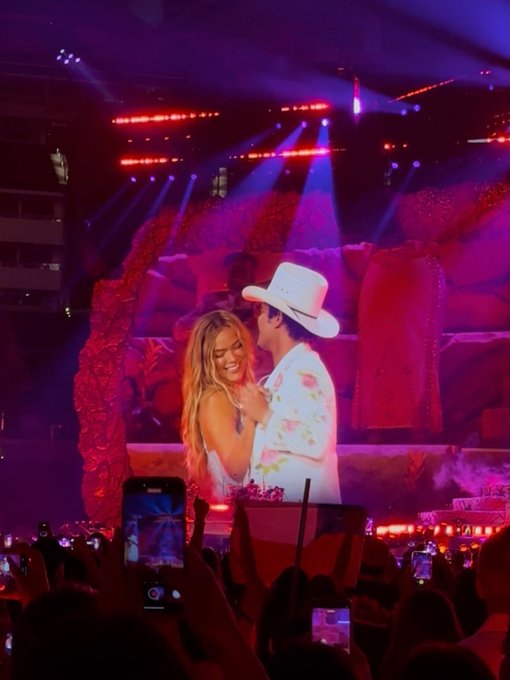 acervokarolg's tweet photo. Bruno Mars fue visto saliendo del hotel donde Karol G se está hospedando en Los Angeles, después de su presentación en el SoFi Stadium

Según TMZ, los artistas estarían viviendo un affair desde el final de la relación de la colombiana con el reguetonero Feid https://t.co/1K3ERf20TM
