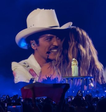 acervokarolg's tweet photo. Bruno Mars fue visto saliendo del hotel donde Karol G se está hospedando en Los Angeles, después de su presentación en el SoFi Stadium

Según TMZ, los artistas estarían viviendo un affair desde el final de la relación de la colombiana con el reguetonero Feid https://t.co/1K3ERf20TM