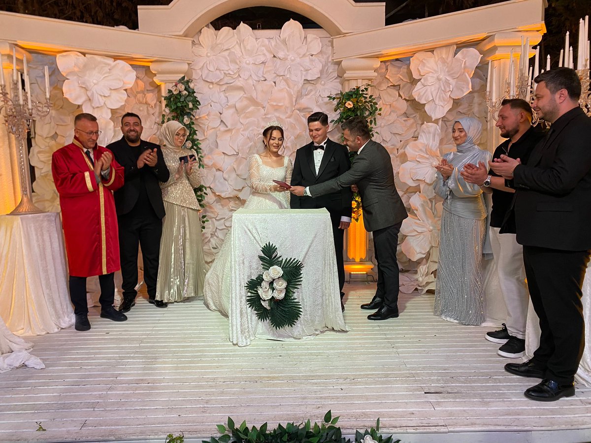 samet__caglayan's tweet photo. Opera Garden Düğün Salonu’ndayız

İlçe Kadın Kolları Yöneticimiz Ayşenur Korhan’ın kardeşi Abdulsamet ile Rabia Beyza’nın nikâh merasimine; İlçe Kadın Kolları Başkanımız ve İlçe Yöneticilerimizle birlikte katılım sağladık.

Rabia Beyza ve Abdulsamet kardeşlerimize bir ömür boyu mutluluklar diliyor; Aydın ve Turan ailelerine hayırlı olsun dileklerimizi iletiyoruz.