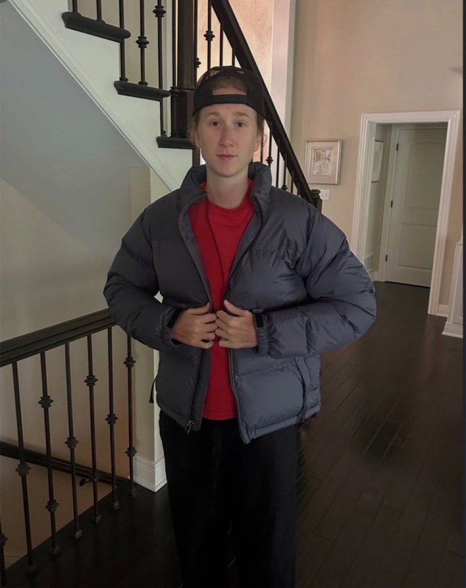 elezzingout's tweet photo. sometimes I forget that katie is rich, but then I remember what her house looks like &amp; that she went to private school https://t.co/RwThhQBfPi