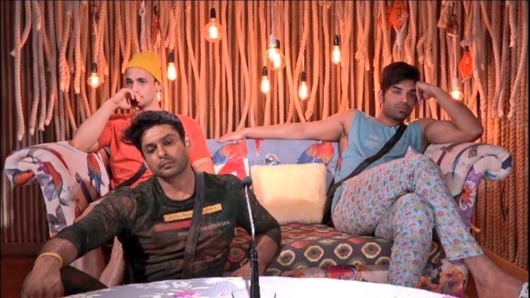 Im_AYAANBB13_'s tweet photo. Only the OG Bigg Boss fans remember This moment  A moment this iconic can never happen again in the history of Bigg Boss 😂🔥

GOATED MOMENT >> 

#SidharthShukla • #AsimRiaz https://t.co/VXZn9F5DKj
