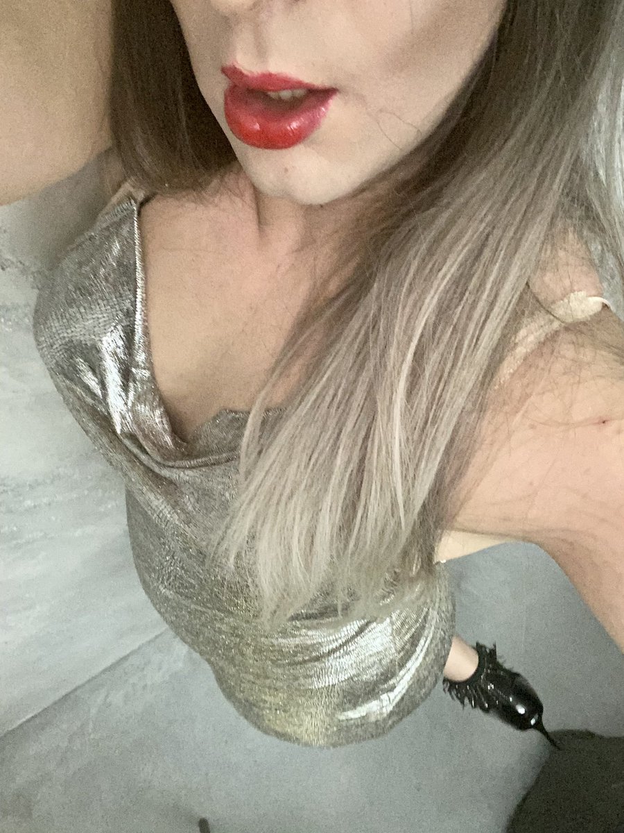 Jenniferdrag's tweet photo. Eccomi, un inutile ragazzo trav puttana. Labbra lucide già pronte a succhiare e a essere riempite di sborra come una troia qualsiasi. https://t.co/mk9rtSxekk