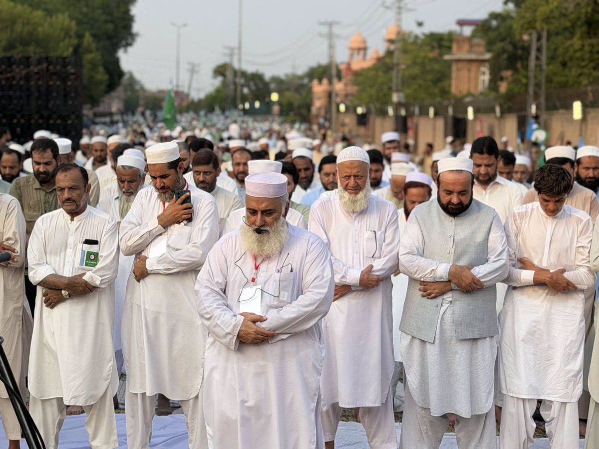 JIPOfficial's tweet photo. پشاور- دھرنا جاری، اور عصر کی نماز بھی باجماعت ادا کی جا رہی ہے۔
Petrol Levy Khatam Kro 
#JIDharnaAgainstBhattaLevy https://t.co/s6KrXa5KRJ