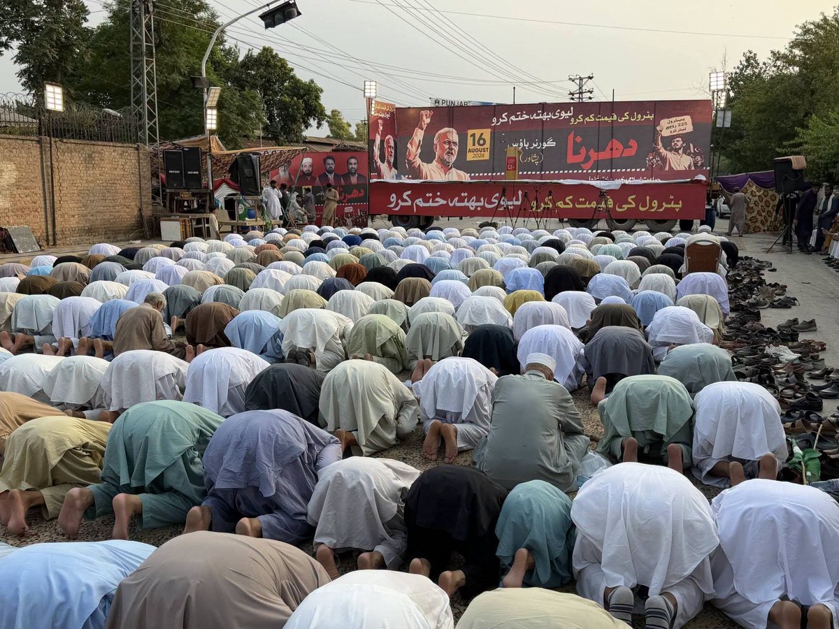 JIPOfficial's tweet photo. پشاور- دھرنا جاری، اور عصر کی نماز بھی باجماعت ادا کی جا رہی ہے۔
Petrol Levy Khatam Kro 
#JIDharnaAgainstBhattaLevy https://t.co/s6KrXa5KRJ