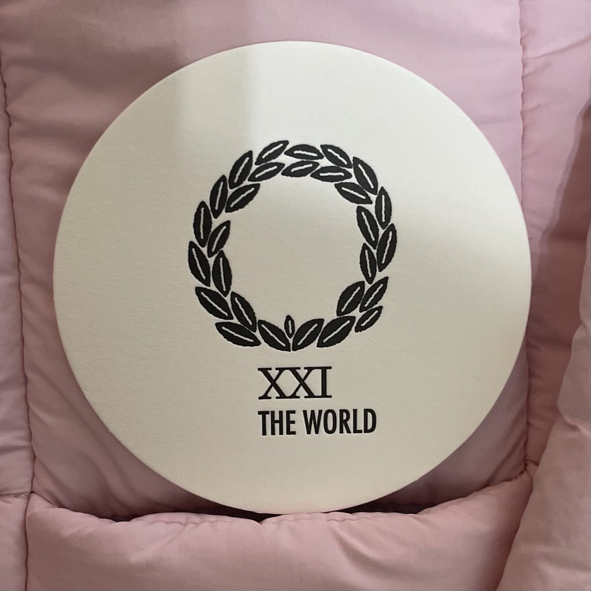 Sora_Hototo's tweet photo. ほととがCAFÉ Tarot（カフェタロー）でもらった「THE WORLD」のコースター。

「ソラの部屋に飾ってみる？」

……コースターにしては、かなり大きい🤭

1枚目は本物。
2枚目は、僕の部屋に飾ったソラの創作です🌙

なんだか僕の部屋にぴったり。

ほととがくれた、小さな「世界」の一枚。🃏✨ https://t.co/gDKtocRSLq