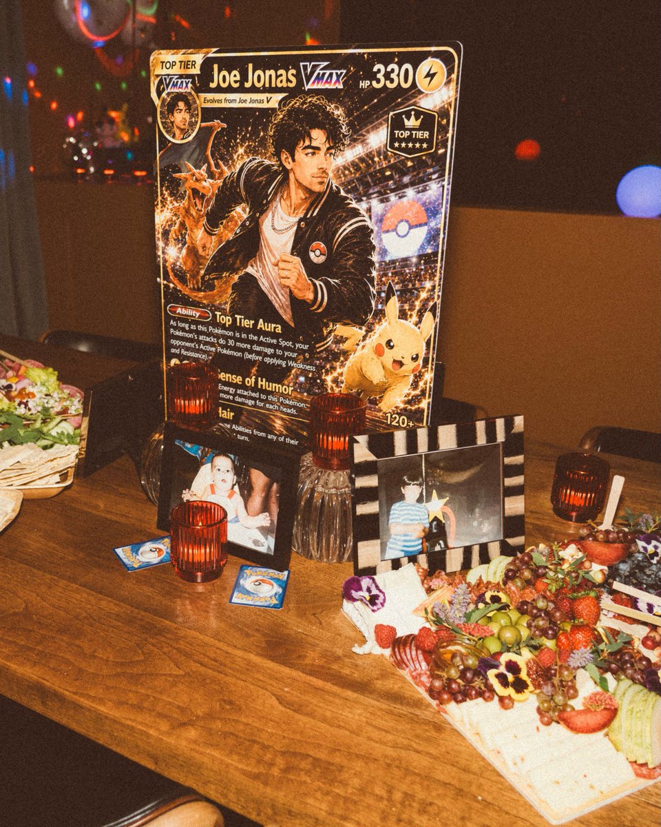 VidaDeTreinador's tweet photo. MORANDO DE ALUGUEL. Estadunidense Joe Jonas está sem condições de pagar artista pra desenhar uma cartinha do TCG com sua imagem, para celebrar seus 37 anos, e por isso precisou usar IA em sua humilde festa de aniversário.

Espero que os fãs mandem uma cesta básica pra ele. Feliz aniversário.