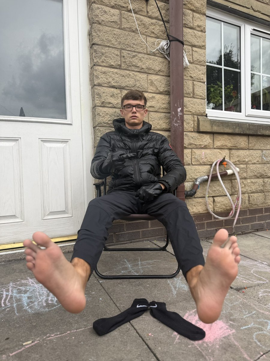 MasterDB_'s tweet photo. You love leather and sweaty soles🥵 https://t.co/26vKr45CZ0