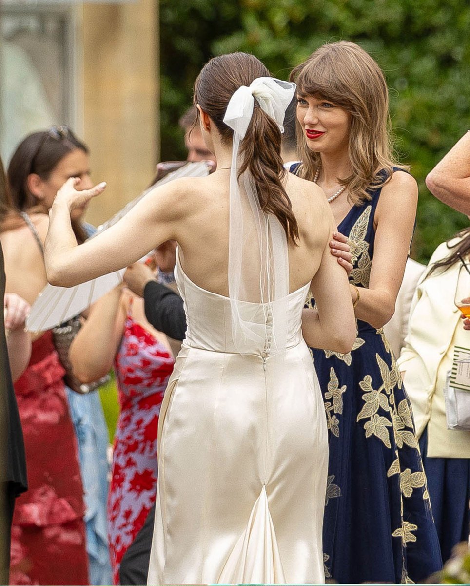 4k_taylorr's tweet photo. Taylor Swift at Oli Jacobs and Laura Sisk's wedding https://t.co/9eA5frH6Fn