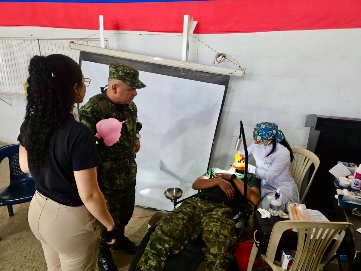 Ejercito_Div7's tweet photo. #EnImágenes | Los soldados de la #CuartaBrigada participaron en una jornada de fortalecimiento institucional en el Batallón de Instrucción, Entrenamiento y Reentrenamiento N.º 4, un espacio destinado a fortalecer su bienestar, motivación y moral combativa.

Durante la jornada, estos jóvenes soldados recibieron atención médica, odontológica y psicológica, además de servicios de peluquería, sastrería y otros espacios pensados para su bienestar integral.

A nuestros soldados, gracias por su compromiso, vocación de servicio y amor inquebrantable por Colombia. 

#PatriaHonorLealtad
#NuestroCompromisoEs🇨🇴