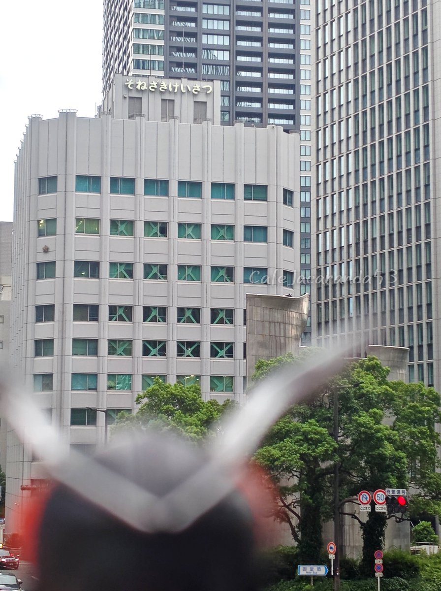 CafeJacaranda53's tweet photo. 8/16 大阪梅田地下で黒いマスコットを落とした方は警察にお問い合わせ下さい。

──
デパートと鉄道の敷地の曖昧な場所でマスコットを拾う
　↓
デパート「管轄外」
鉄道「管轄外」
　↓
交番は『空』
進行方向真逆の
梅田ダンジョンの先にある
【警察署に行ってください】

♥️「持ち主の元へ帰れ💢」 https://t.co/ZnsimXsocZ