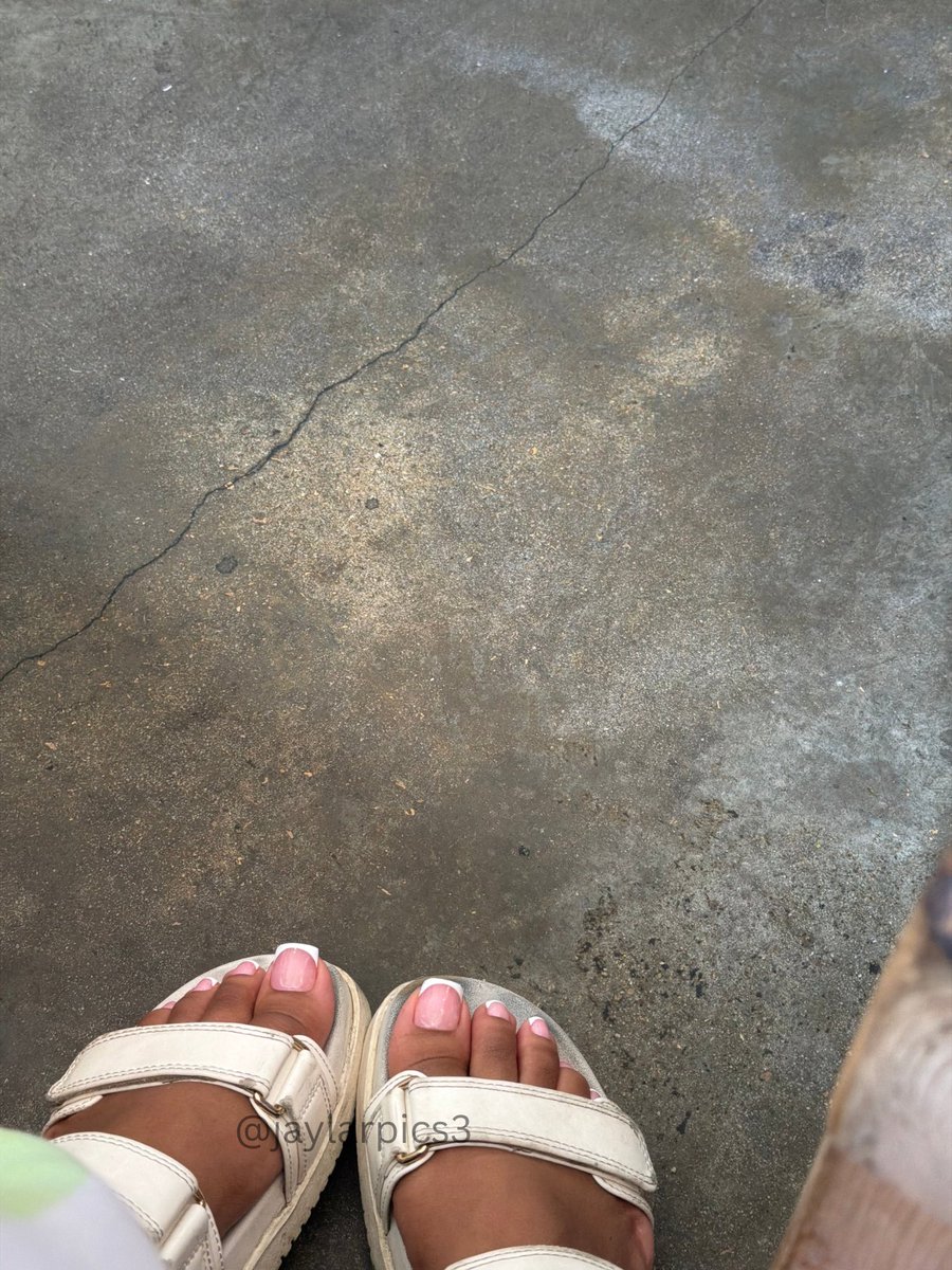 Jaylarpics's tweet photo. Weekend white toes 
#feet #prettyfeet #feetbuyers https://t.co/ie4jrKEG6B