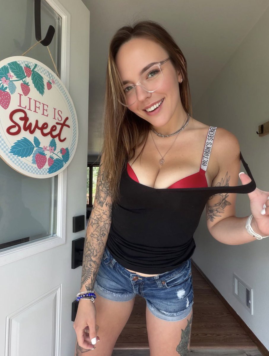 justcalmeamelia's tweet photo. Sunday looks good from here😚🤭…….
.
.
.
#thegirlnextdoor
#floridagirl
#sugarmummy
#usamilitary https://t.co/vupxvo1bZU