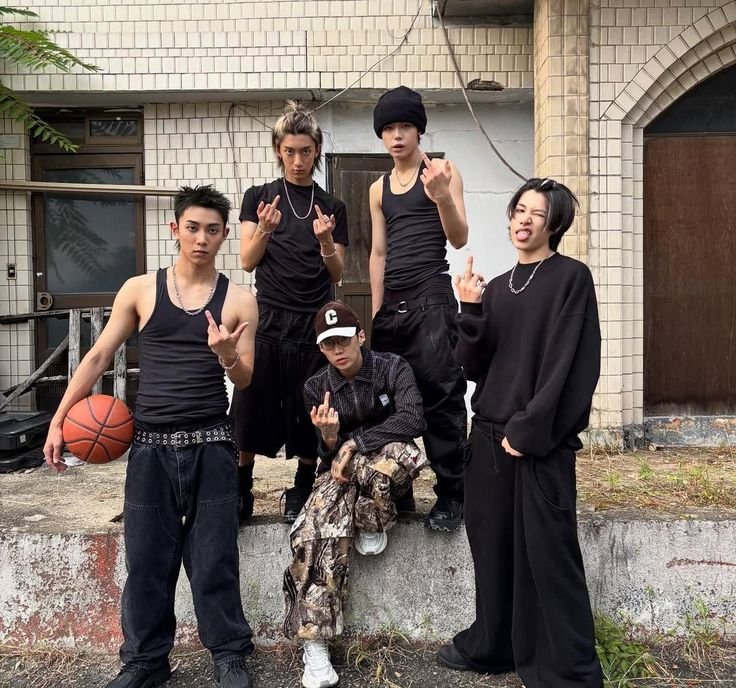 cinnamohyull's tweet photo. The first impression VS the actual group's vibes ( basically just a buncha silly boys tryna act tuff lol ) https://t.co/RTEQqfk69m