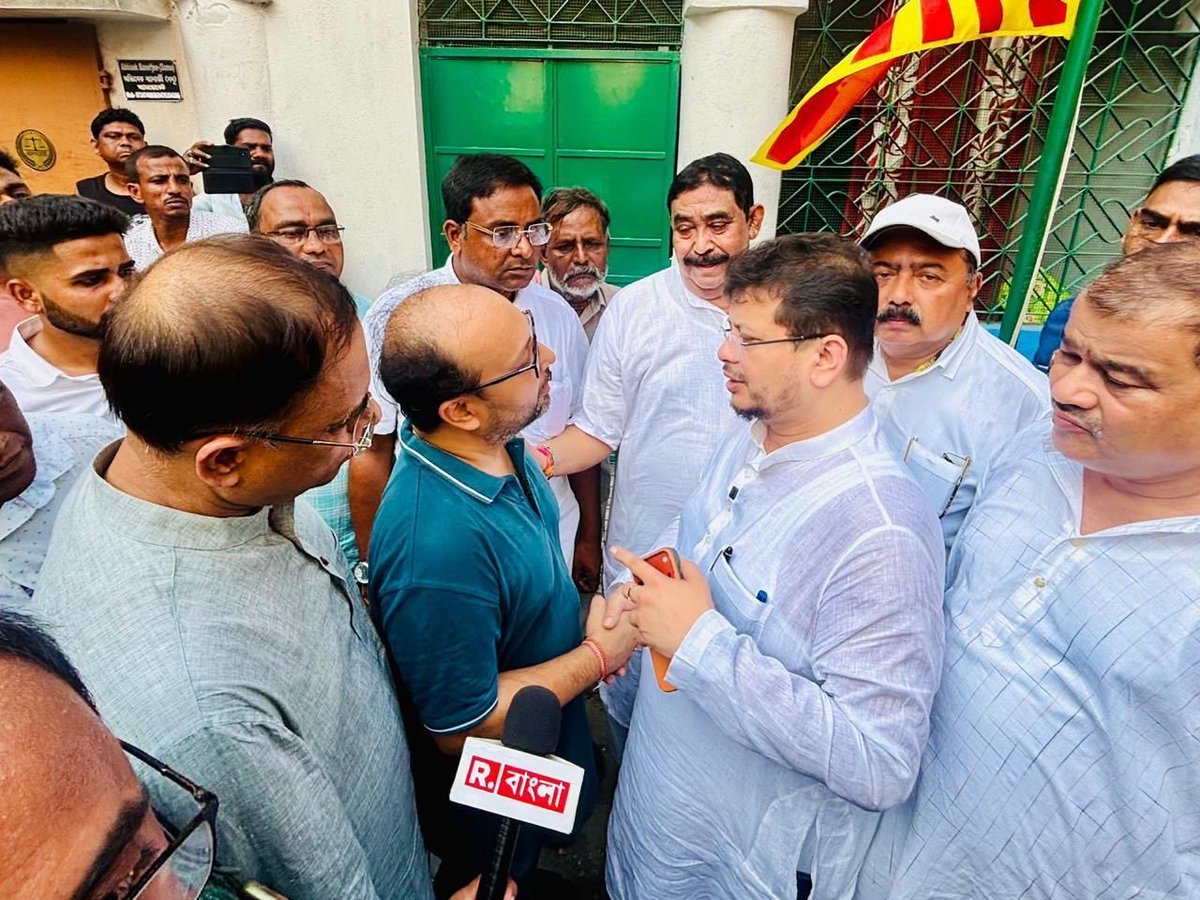 RitabrataBanerj's tweet photo. At Rampurhat,with d bereaved family members &amp; admirers of Prof Asish Kumar Banerjee,NWC member of @Official_AITC 
A comprehensive probe into d institutional murder of Asishda is d demand of Us &amp; His  son too. D entire nexus of organised loot &amp; legalised plunder should be busted. https://t.co/HX2bL3uTay