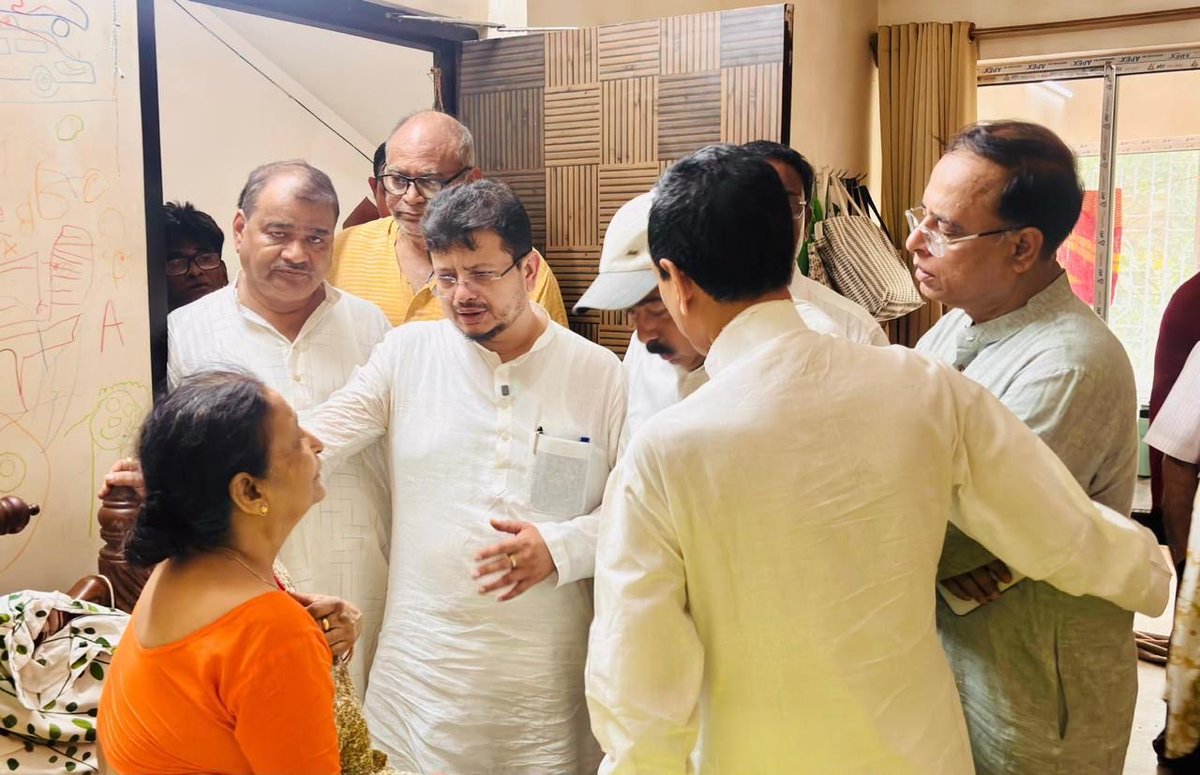 RitabrataBanerj's tweet photo. At Rampurhat,with d bereaved family members &amp; admirers of Prof Asish Kumar Banerjee,NWC member of @Official_AITC 
A comprehensive probe into d institutional murder of Asishda is d demand of Us &amp; His  son too. D entire nexus of organised loot &amp; legalised plunder should be busted. https://t.co/HX2bL3uTay