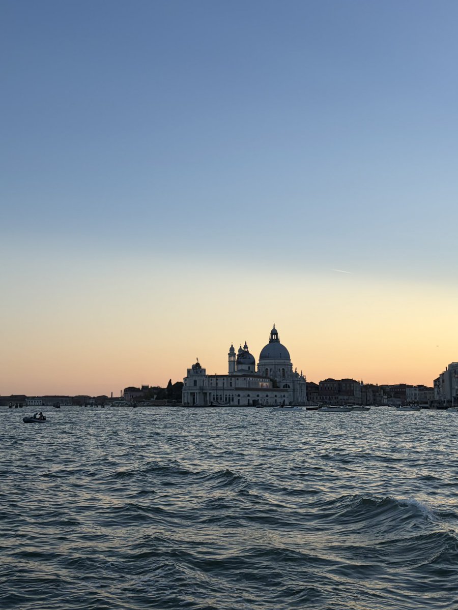 florsnb's tweet photo. Serving princess in Venice 𓇢𓆸 https://t.co/Rn86QmBtAp