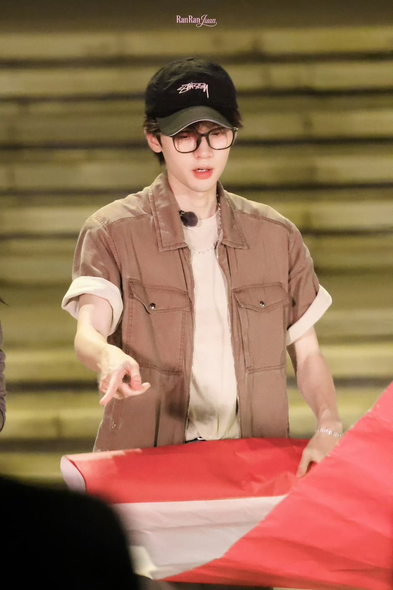 zyiranindofans's tweet photo. 170826 🎥Varshow 不想睡的星期五 / Up All Friday Night 

 #ZhouYiran #周翊然 https://t.co/HtdUVV56CY