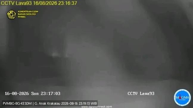 indepenSumatera's tweet photo. 📢 KONDISI DARURAT

Anak Krakatau kembali memuntahkan lava pijar di tengah kegelapan malam.

Pada Minggu malam (16/8/2026) pukul 23:16 WIB, Gunung Anak Krakatau di Selat Sunda/Lampung kembali mengalami erupsi signifikan. 

Meski tinggi kolom abu tertutup pekatnya malam, rekaman seismogram mencatat amplitudo maksimum 60 mm dengan durasi letupan sekitar 37 detik. Bahaya nyata terlihat dari semburan lava pijar yang membara di area puncak.

Saat ini status resmi menetapkan G. Anak Krakatau berada pada LEVEL III (SIAGA).

Catatan & Imbauan Penting untuk Publik:

1. Zona Bahaya Radius 3 KM: Seluruh masyarakat, nelayan, maupun wisatawan DILARANG MENDATI atau beraktivitas dalam radius 3 km dari kawah aktif.

2. Waspada Potensi Gelombang & Abu Vulkanik: Aktivitas magma yang meningkat memerlukan kewaspadaan ekstra bagi aktivitas pelayaran di kawasan Selat Sunda.

Jangan anggap remeh sinyal dari alam. Keselamatan dan kesiapsiagaan harus selalu menjadi prioritas utama. Sebarkan informasi ini agar saudara-saudara kita di sekitar pesisir Lampung dan Banten tetap waspada!

Sumber Resmi: PVMBG / Badan Geologi KESDM