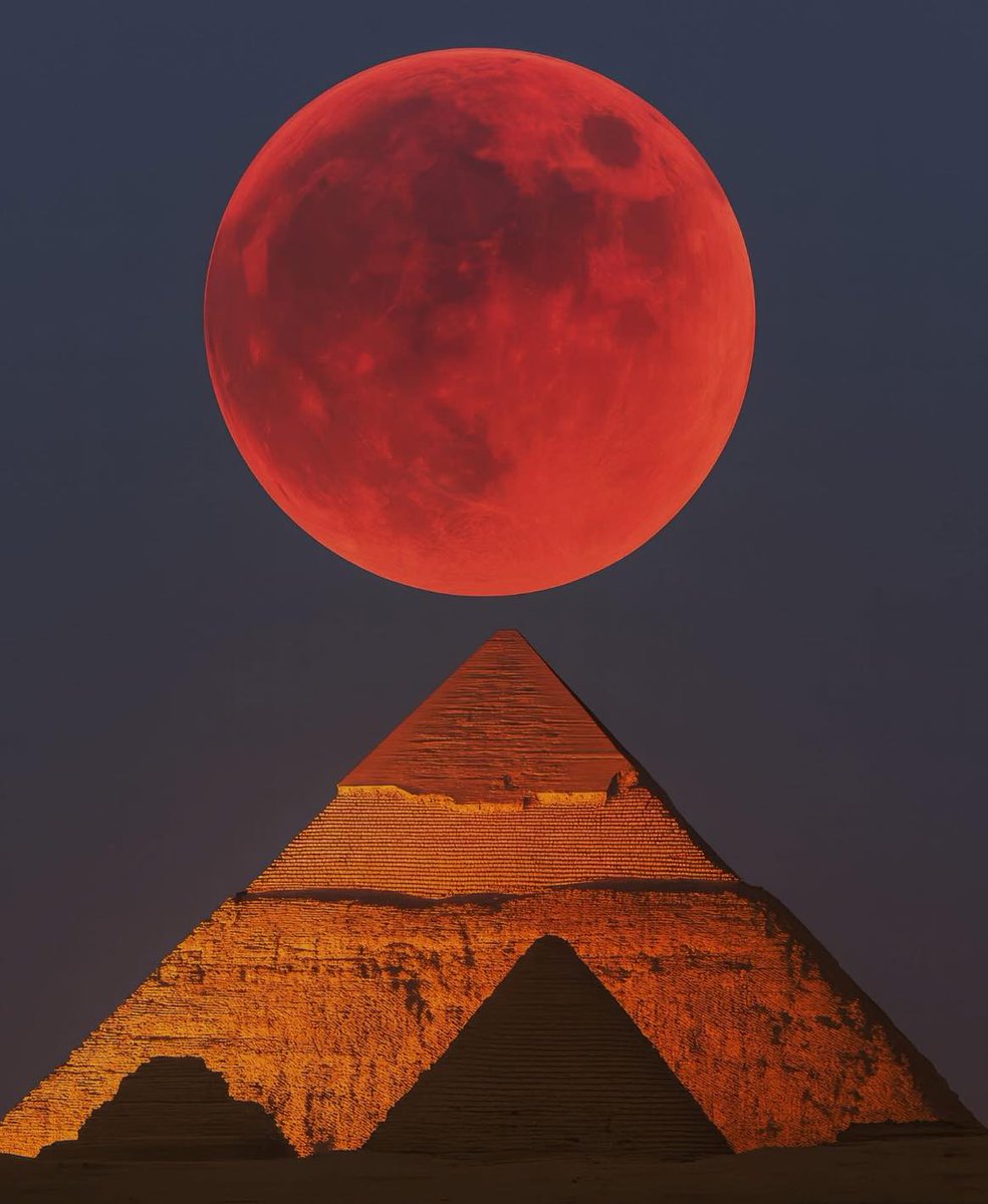 astrooalert's tweet photo. Full Red Moon rising during total Lunar Eclipse over the great Pyramids of Giza 🌕 🛕 https://t.co/83sNmUJB9k