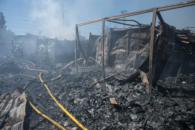 easylingoescom's tweet photo. Three people were injured after a Russian attack rocked Kyiv overnight on Aug. 16, sparking fires across Ukraine’s capital, authorities reported.
Following the attack, a fire broke out at a book market near the Pochaina metro station in Kyiv. https://t.co/lWoLsFjM1S