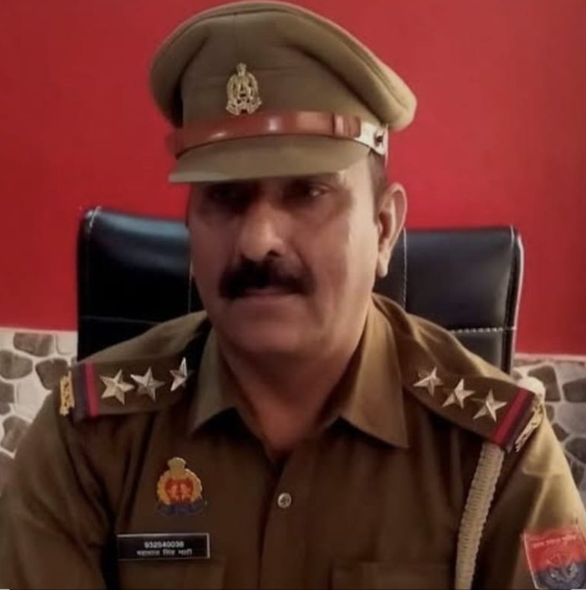 dy402410's tweet photo. 🚨 थानों में कैसे होता है माफियाओं का संरक्षण? सुनिए थाना प्रभारी भोगांव महाराज सिंह भाटी और शिकायतकर्ता अभिषेक यादव की यह शर्मनाक बातचीत! 🚨
एक तरफ सरकार जीरो टॉलरेंस की बात करती है, तो वहीं दूसरी तरफ जिम्मेदार अधिकारी खुद अपराधियों को बचाने और सच की आवाज दबाने में लगे हैं।
इस ऑडियो रिकॉर्डिंग में साफ सुना जा सकता है कि जब मैंने (अभिषेक यादव) ग्राम गोविंदपुर में चल रहे अवैध मिट्टी के खनन की सूचना थाना प्रभारी महाराज सिंह भाटी को दी, तो वे कार्रवाई करने के बजाय क्या कर रहे हैं:
 खुलेआम धमकी: थाना प्रभारी महाराज सिंह भाटी मुझे धमका रहे हैं और मुझ पर फर्जी मुकदमा (झूठे केस) लिखने की धमकी दे रहे हैं।
 अधिकारों का दुरुपयोग: जनता की रक्षा करने की जिम्मेदारी जिसकी है, वह खुद माफियाओं का साथ देते हुए बार-बार मेरा फोन काट रहे है।
जब भ्रष्टाचार के खिलाफ आवाज उठाने वाले एक नागरिक और शिकायतकर्ता के साथ ऐसा बर्ताव किया जाएगा, तो आम किसान और जनता कैसे सुरक्षित महसूस करेगी?
🙏 माननीय मुख्यमंत्री श्री योगी आदित्यनाथ जी, DGP महोदय और उच्चाधिकारियों से मेरी सीधी मांग है:
1. ऑडियो की निष्पक्ष जांच हो: इस वायरल/उपलब्ध रिकॉर्डिंग की तुरंत उच्च-स्तरीय जांच कराई जाए।
2. थाना प्रभारी पर कार्रवाई हो: माफियाओं से सांठगांठ कर शिकायतकर्ता को धमकाने वाले थाना प्रभारी महाराज सिंह भाटी को तुरंत निलंबित किया जाए।
3. फर्जी मुकदमों से राहत: मुझ पर और अन्य पीड़ितों पर जो फर्जी मुकदमे लादे गए हैं, उन्हें तुरंत खारिज किया जाए।
📌 मेरे पास इस कॉल रिकॉर्डिंग के साथ-साथ अवैध खनन के CCTV फुटेज और GPS फोटो जैसे ठोस सबूत मौजूद हैं।
आप सभी साथियों से निवेदन है कि इस पोस्ट को ज्यादा से ज्यादा शेयर करें ताकि इस भ्रष्ट तंत्र की सच्चाई शासन तक पहुँचे! 🙏
#JusticeForAbhishekYadav #Mainpuri #IllegalMining #UPPolice #CMOfficeUP #DGPUttarPradesh #GramGovindpur #BhrashtacharMukti #YogiAdityanath #MainpuriNews
@CMOfficeUP @UPPolice @dgpup @GovernmentOfUP @abpnews @aajtak @News18India @ZeeNews @AmarUjalaNews @DainikJagran @SunilShukl82761 @mainpuripolice @PMOIndia @AmitShah @digrangeagra @adgzoneagra @CMOfficeUP @UPGovt