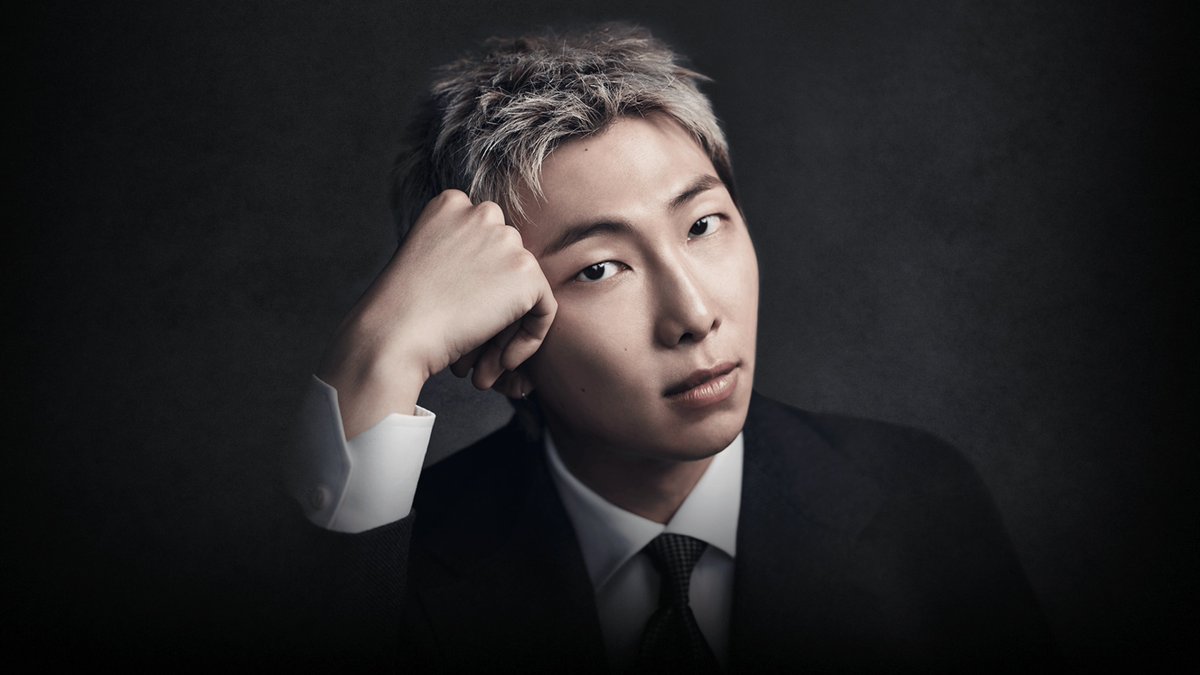 musicnewsfactpl's tweet photo. RM z BTS mierzy się z falą krytyki po soundchecku, na którym wystąpił w bluzie z tekstem piosenki Whitney Houston.

Internauci zarzucają mu hipokryzje, ponieważ niedawno bawił się na koncercie znanego z przemocy domowej Chrisa Browna, a chwilę później założył ubranie upamiętniające wokalistkę, która sama była ofiarą przemocy w związku.