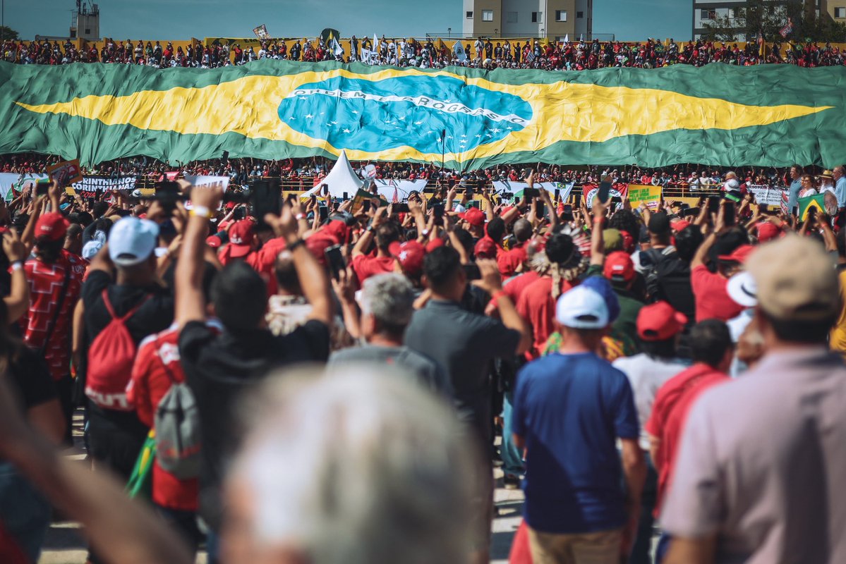 lazarorosa25's tweet photo. Muita emoção no início da campanha do presidente Lula. Foi onde tudo começou: no estádio da Vila Euclides, palco das históricas greves do ABC.

Hoje é um dia histórico para a democracia, para o Brasil e para todos aqueles que lutam por um país mais justo, desenvolvido e soberano.

LULA PRESIDENTE 13

📸 Diogo Zacarias