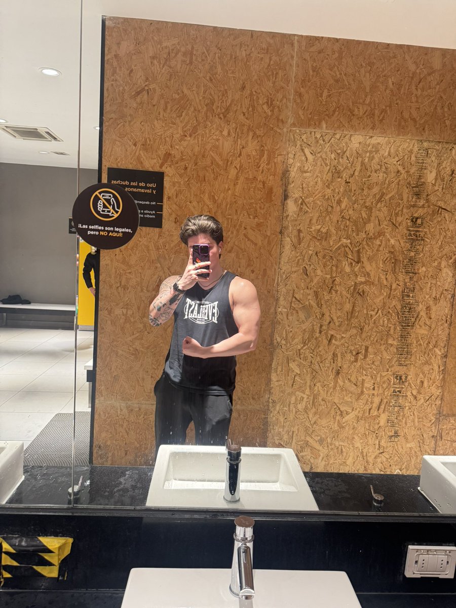 alexzanderrr_'s tweet photo. A falta de sexo, el gym es bueno 😅 https://t.co/T2mcX7w0kD