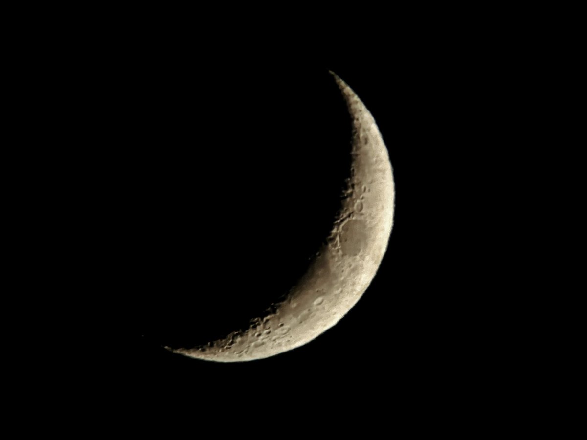 seaisasky's tweet photo. moon &amp; venus closest they’ve been all month https://t.co/Fd2Kd56Gkc