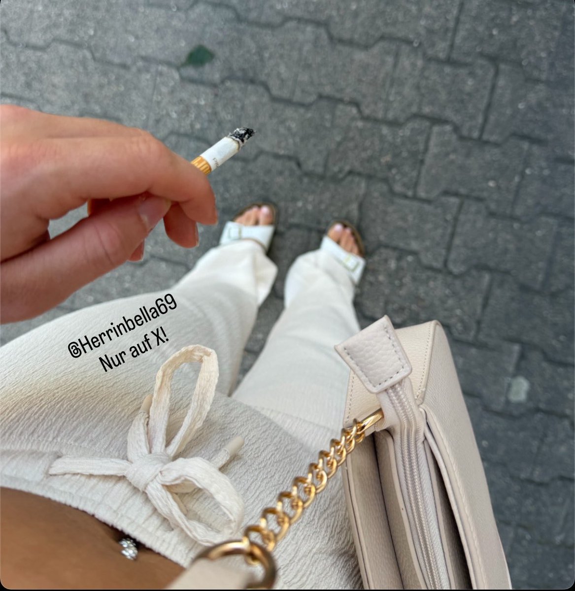 Herrinbella69's tweet photo. Du L(0)ser sendest jetzt weil ich d(M)ein Geld verdiene &amp; nicht du 🐷

🦶🏼💸

https://t.co/rz6ICuVZR6 https://t.co/ymw3NYPZqg
