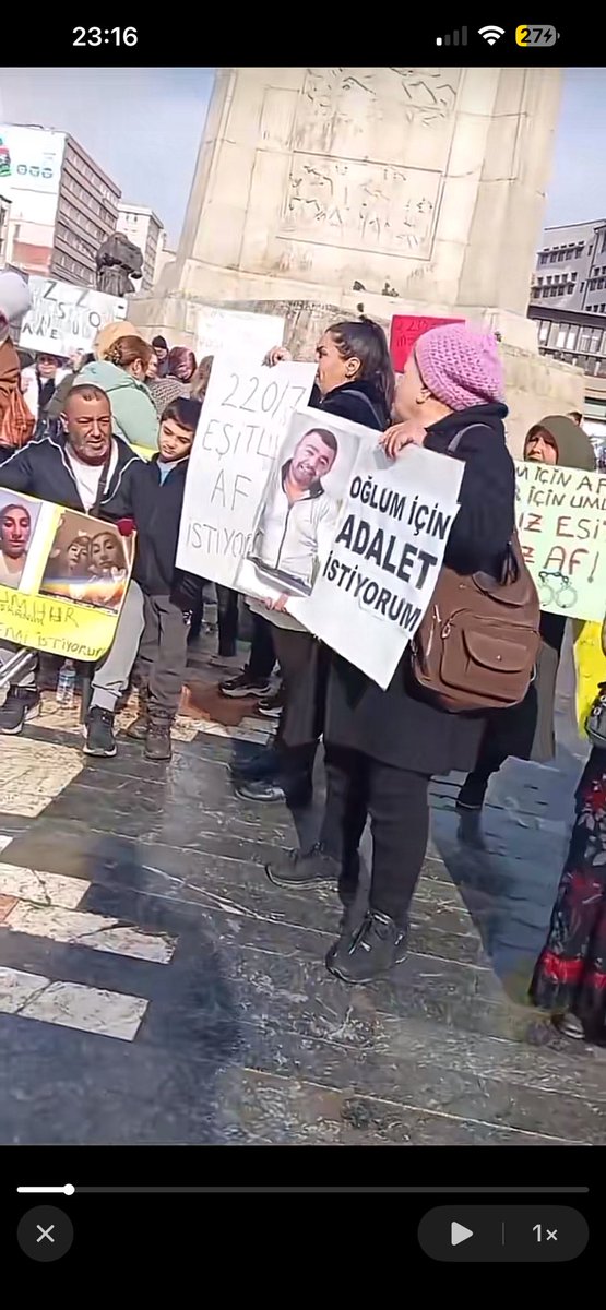ASYTOss's tweet photo. Adli mahkum yakınlar 4 bir yandan sokağa döküldü 
Bu şekilde bir barış tam anlamıyla gelmeyecek
Topyekün bir düzenleme yapılması şart olmuştur
PKK verilen yasadan adli mahkumun’da yararlanması hem anayasanın eşitlik ilkesine, hemde barış olması için zorunludur.
Cezaevleri işkence boyutunda.  
Yargıda telafisi olmayan hatalar var.  
Adil yargılanma hakkı rafta.  
Bu yüzden genel af artık bir lütuf değil, zaruret.  
Sayın Akın Gürlek, sizi dinlemeye ve anlamaya davet ediyoruz.  
SnGürlek BiziDuyun
@RTErdogan @dbdevletbahceli 
@abakingurlek