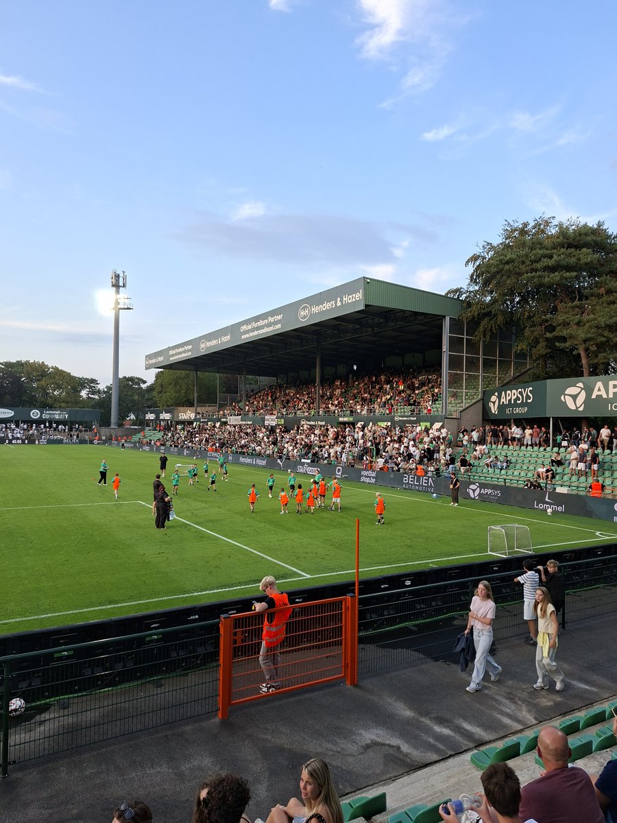 stefke75's tweet photo. wedstrijdje meepikken in de Belgische hoogste klasse Lommel SK - SC Charleroi #lomcha #lommel #charleroi #grondhopping https://t.co/7BgpaTdwxE