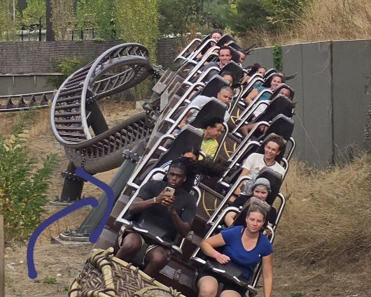 BorisBnp's tweet photo. Et moi les opérateurs m’obligent à poser mes lunettes dans leur caddie de merde …. Ils regardent les poches et tout …😅 #parcasterix https://t.co/HPnNXJYZim