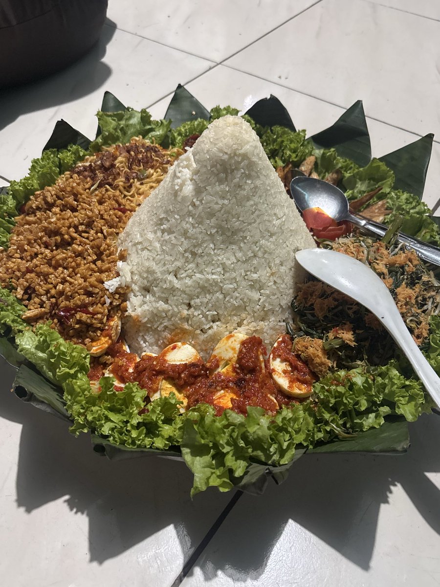cqalyyy's tweet photo. lucu tbtb lomba tumpeng😭‼️ https://t.co/0Mptrf9D6S