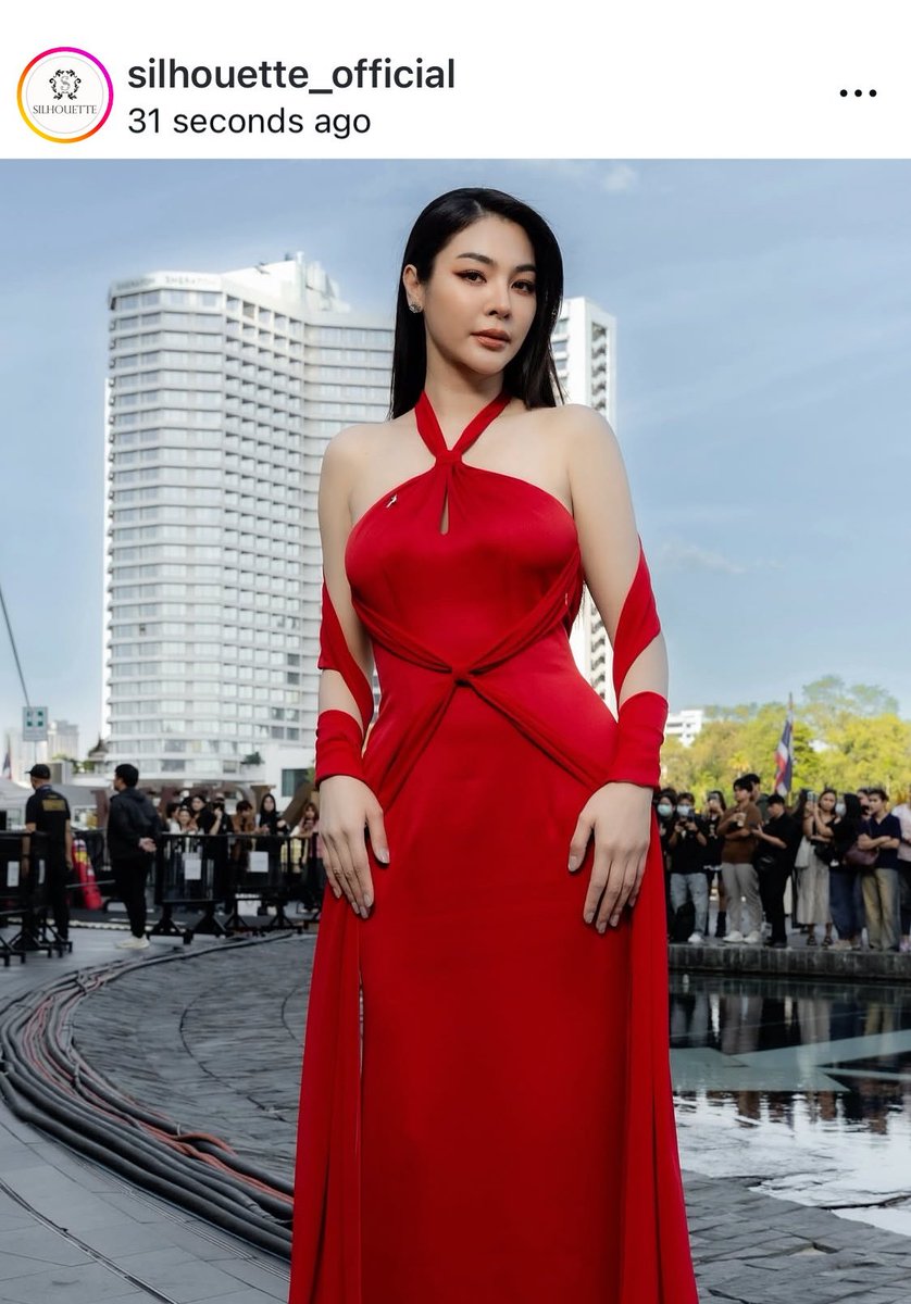 P_NUMB's tweet photo. ละบางงานชุดแบรนด์คัสต้อมให้โดยเฉพาะสำหรับพีรญางี้อย่างตอน ELLE FW2025 พี่อวดสรรพคุณนี้ได้เลยมันจึ้งงงงง https://t.co/AbOriHniPb