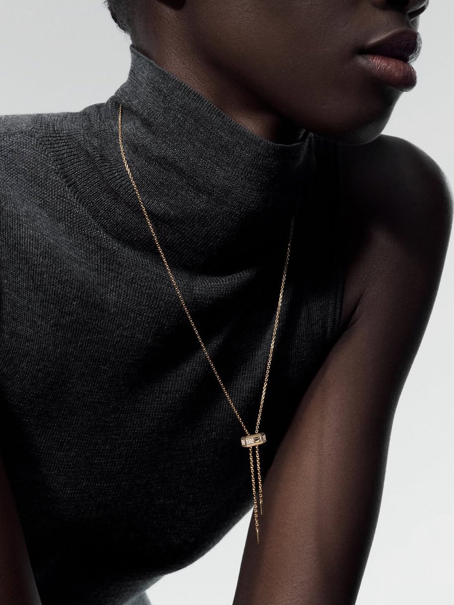 LORENNALUK's tweet photo. Yours, mine, ours. The Moderniste tie-necklace doesn’t play by the rules, it makes its own. A sharp geometry of gold that turns the casual into the quintessential. Unbound by gender, designed for the thrill of the form. ​
​
Moderniste yellow gold dia... https://t.co/yknlrpRCxp