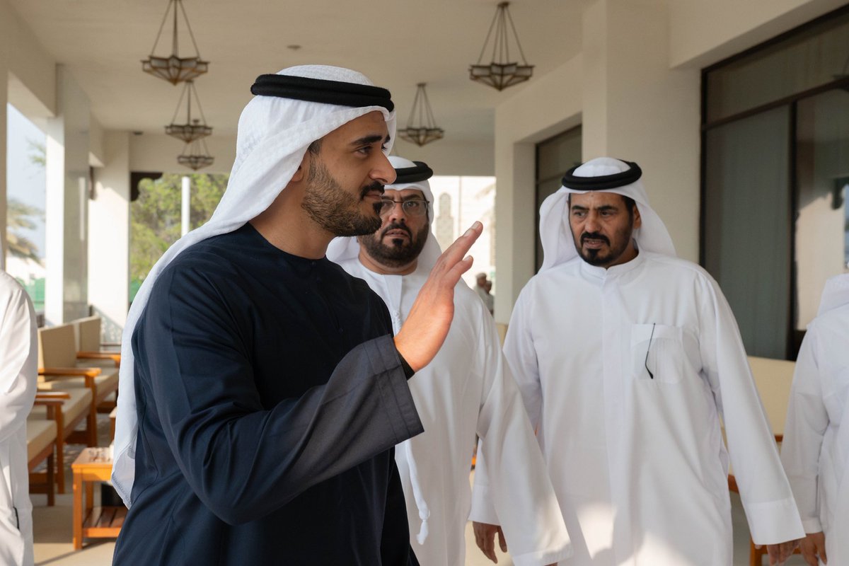 fhaouae's tweet photo. زايد بن محمد بن زايد يُقدِّم واجب العزاء في وفاة صفية خميس إبراهيم، والدة الشهيد خليل إبراهيم جمعة المرزوقي، وذلك خلال زيارة سموّه مجلس العزاء المُقام في "مجلس الشهامة" في أبوظبي. https://t.co/UI6HZV633G