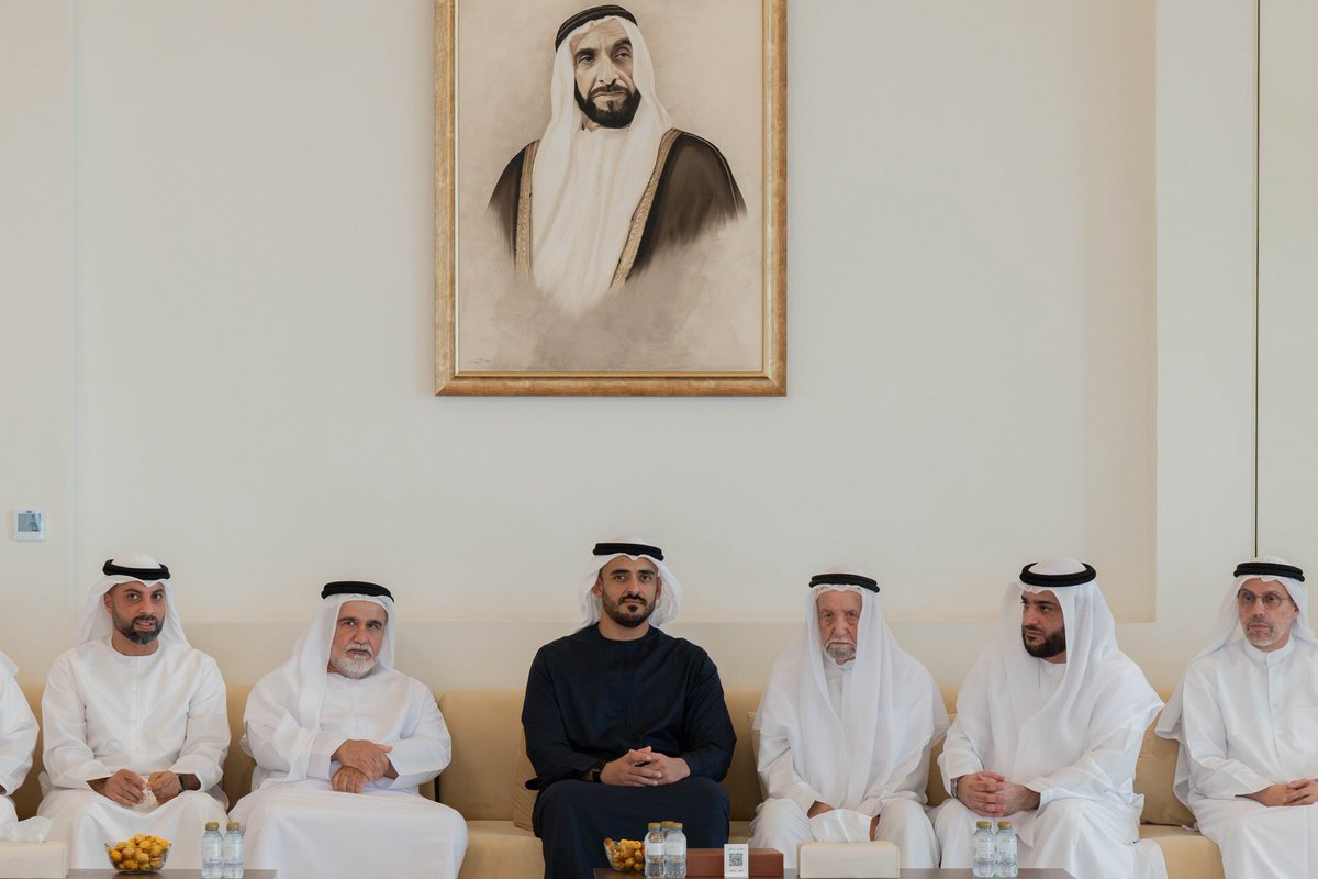 fhaouae's tweet photo. زايد بن محمد بن زايد يُقدِّم واجب العزاء في وفاة صفية خميس إبراهيم، والدة الشهيد خليل إبراهيم جمعة المرزوقي، وذلك خلال زيارة سموّه مجلس العزاء المُقام في "مجلس الشهامة" في أبوظبي. https://t.co/UI6HZV633G
