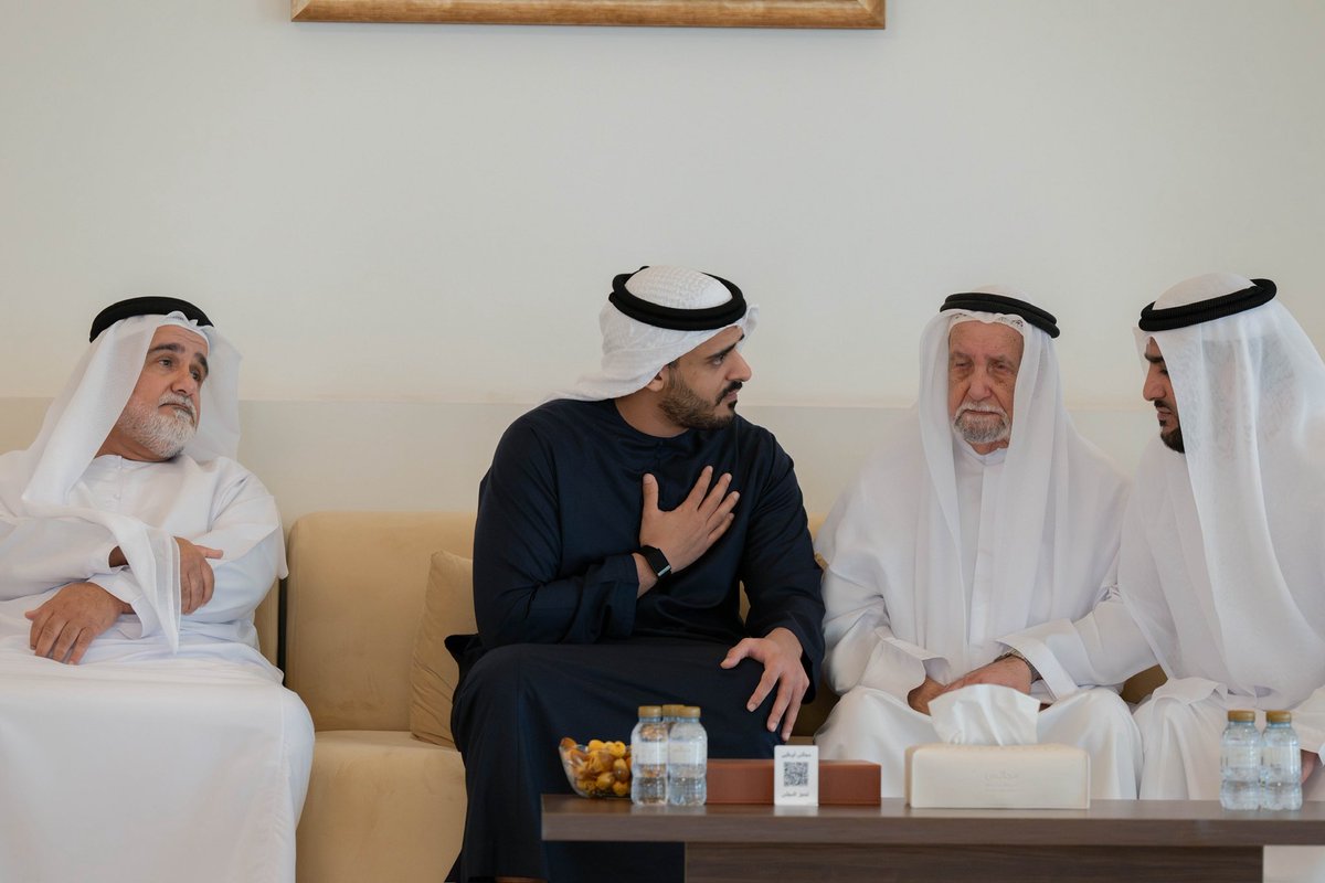 fhaouae's tweet photo. زايد بن محمد بن زايد يُقدِّم واجب العزاء في وفاة صفية خميس إبراهيم، والدة الشهيد خليل إبراهيم جمعة المرزوقي، وذلك خلال زيارة سموّه مجلس العزاء المُقام في "مجلس الشهامة" في أبوظبي. https://t.co/UI6HZV633G