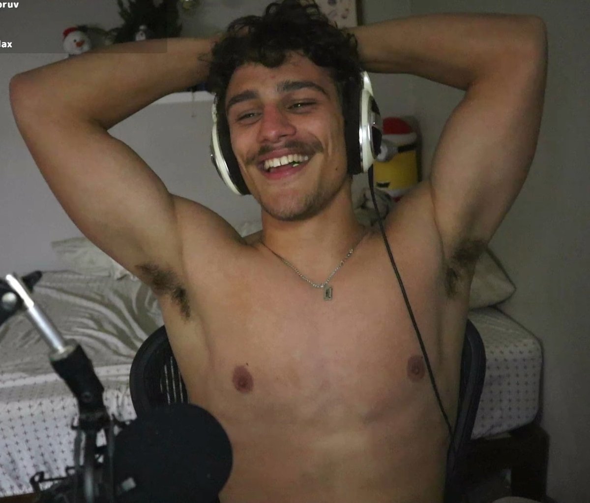 twitch_himbos's tweet photo. I'm still so mad about Chandler shaving his head. He needs more gay fans to stop him from that self harm https://t.co/0vX8J9LKlk