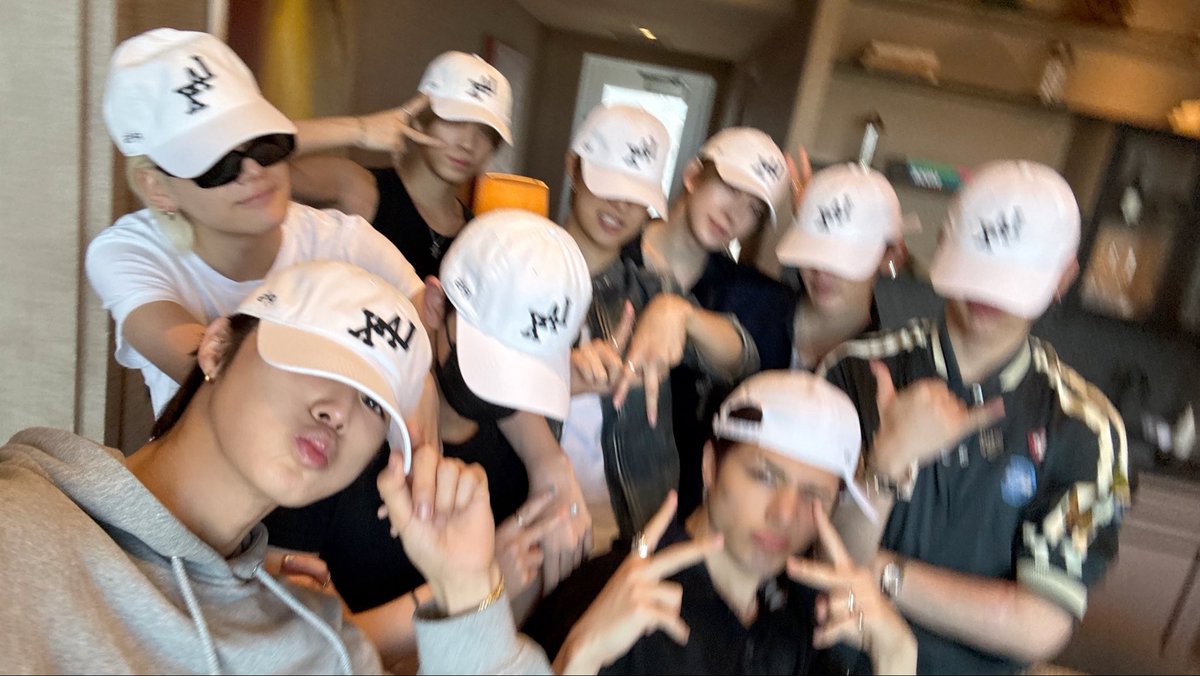 evanly_desires's tweet photo. I’m kimi! I decided to wipe my acc clean for #moothunt #kpoptwt 
I’m looking for kpop #moots ٩(ˊᗜˋ*)و ♡

❥ she/her
❥ mainly Evan and &amp;Team (but all are welcome ofc!)
❥ i am an adult so 20+ plz
❥ basic dni

   ❤︎ ,  ↻ 2 be moots https://t.co/tkjv1Lltpn